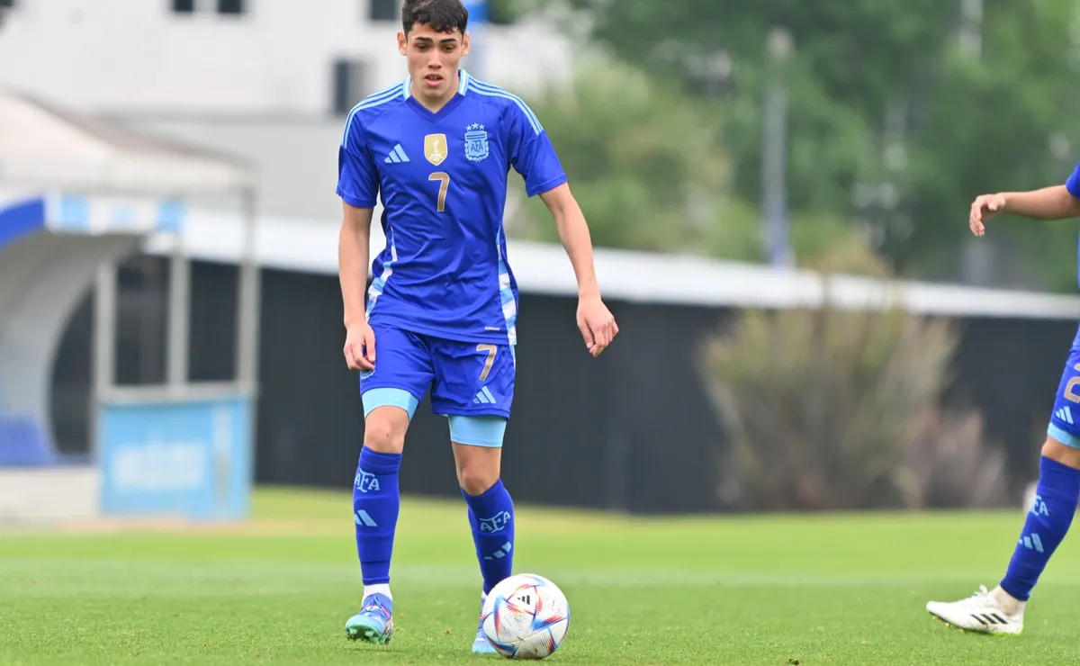 Santiago Lencina fue titular en la sub 20 de Argentina vs. Uzbekistán (Prensa AFA).
