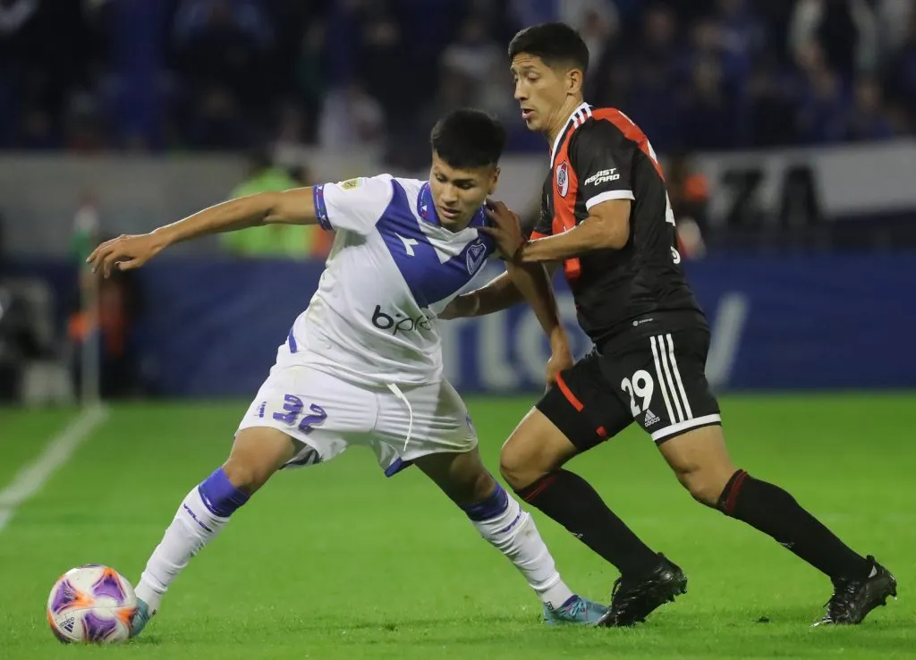 Aliendro y Ordóñez peleando una pelota por el campeonato local en 2023. (Getty Images)