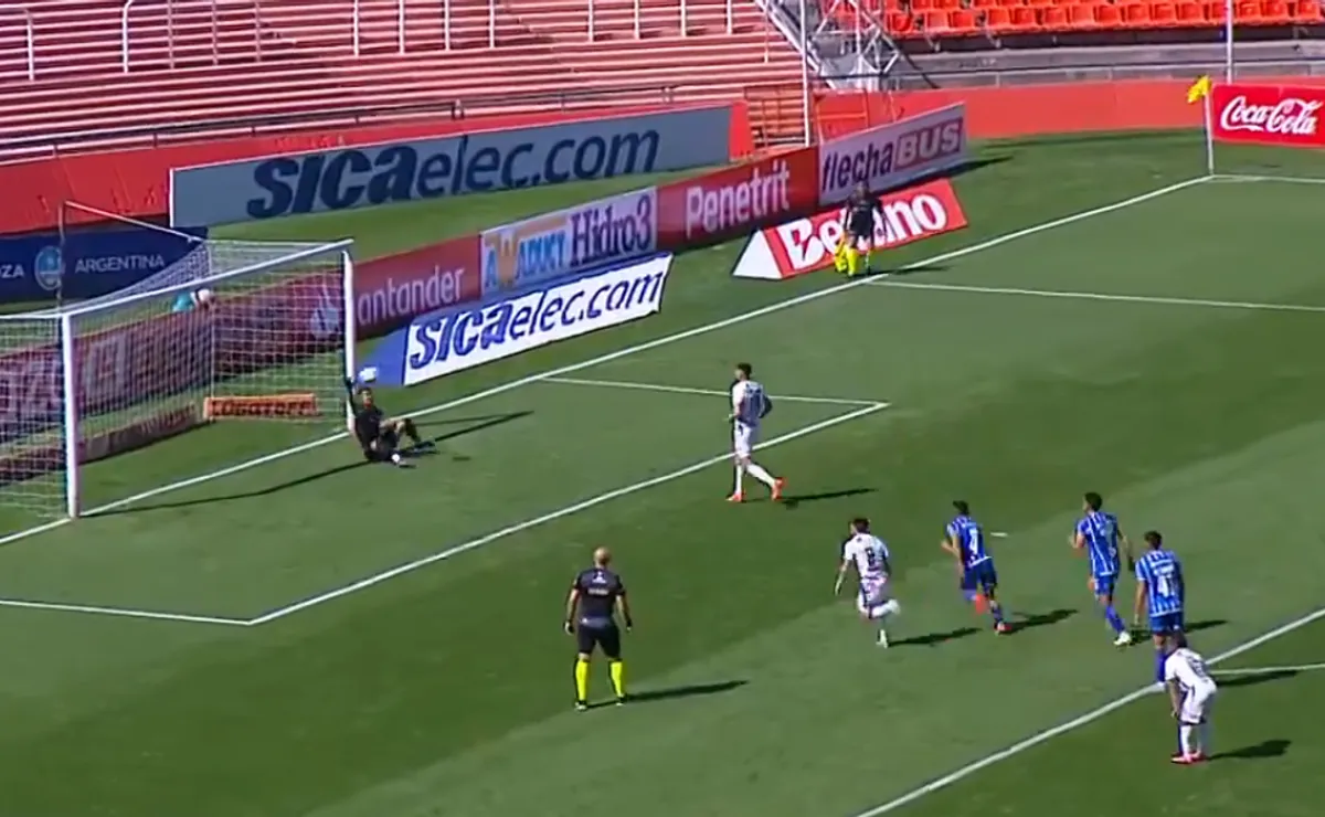 Petroli atajó el penal