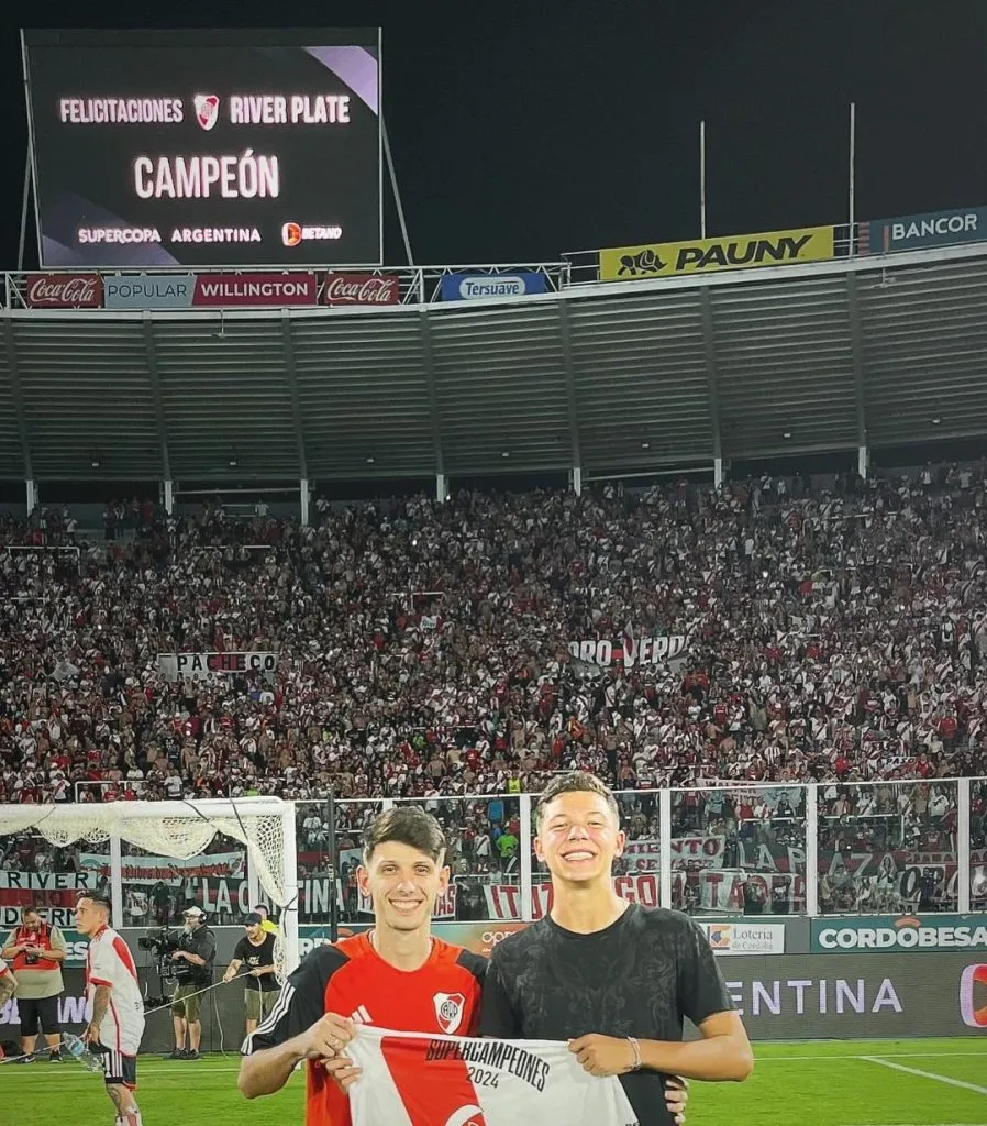 Facundo Bono y Bastian Demichelis, ambos hijos de Martín Demichelis, en la celebración de River campeón 2014.