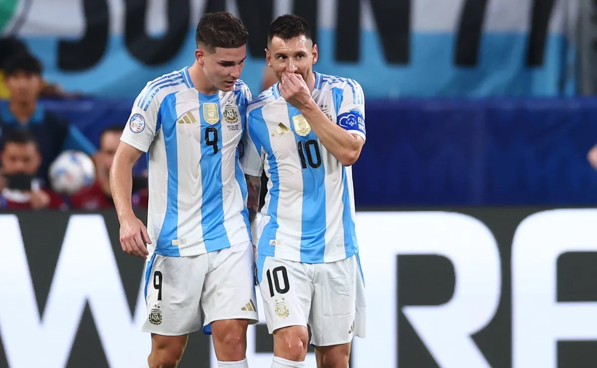Julián Álvarez y Lionel Messi, la dupla de ataque.
