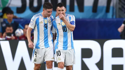 Julián Álvarez y Lionel Messi, la dupla de ataque.