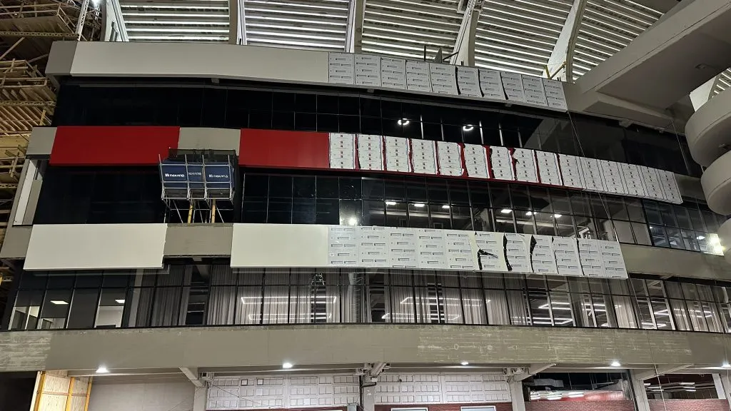 Avanza la colocación de placas en el Monumental. (X: Lea Vaquila)