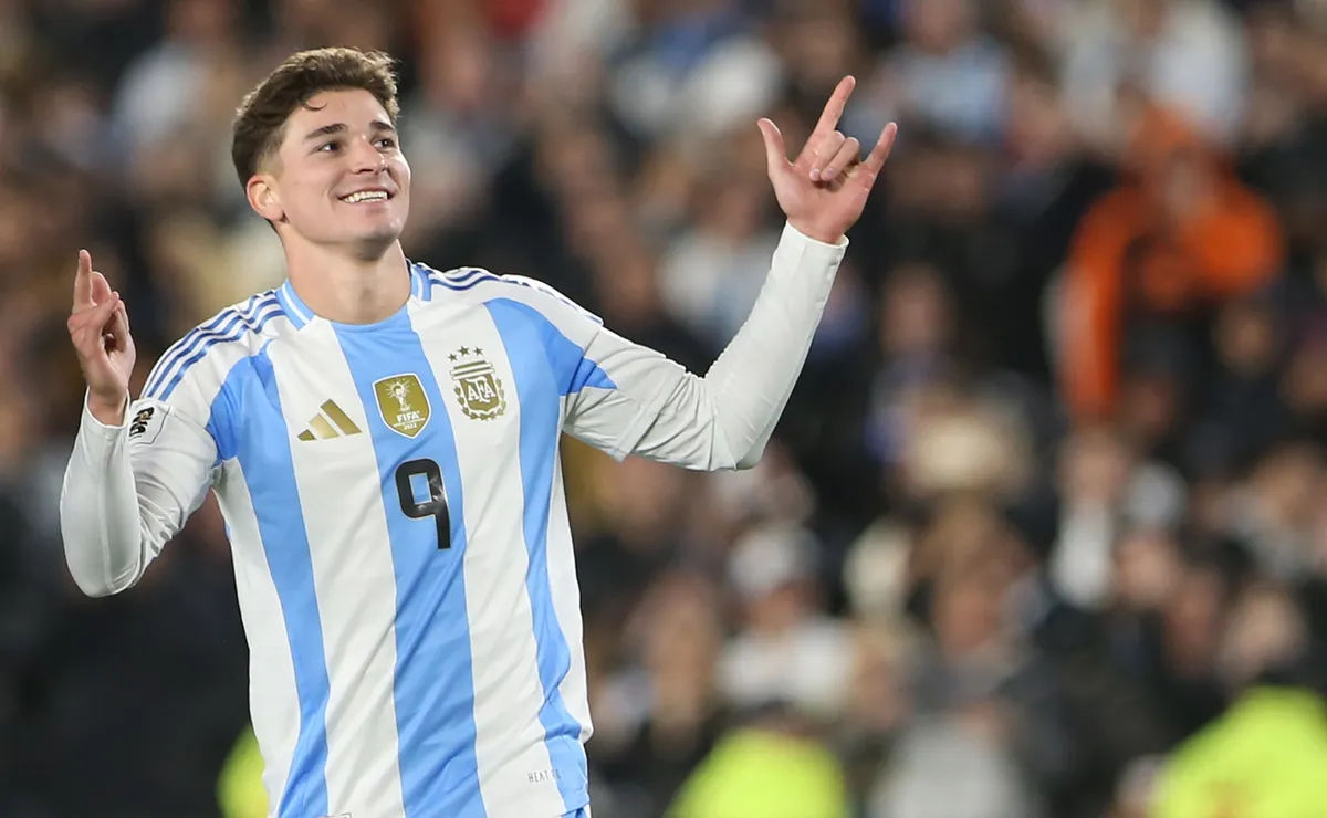 Julián Álvarez adelantó a Argentina ante Brasil.