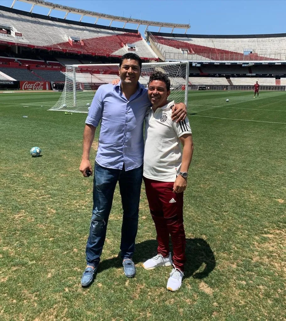 Julio Cruz junto a Marcelo Gallardo.