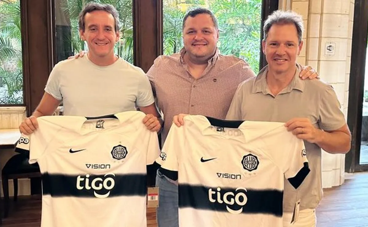 Nogués, presidente de Olimpia, junto a Brito y Villaroel.