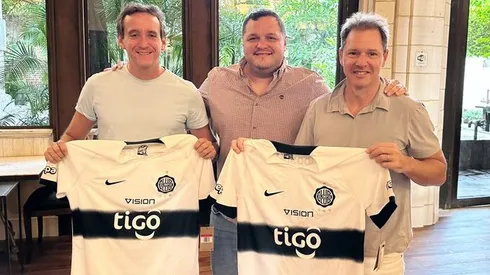 Nogués, presidente de Olimpia, junto a Brito y Villaroel.