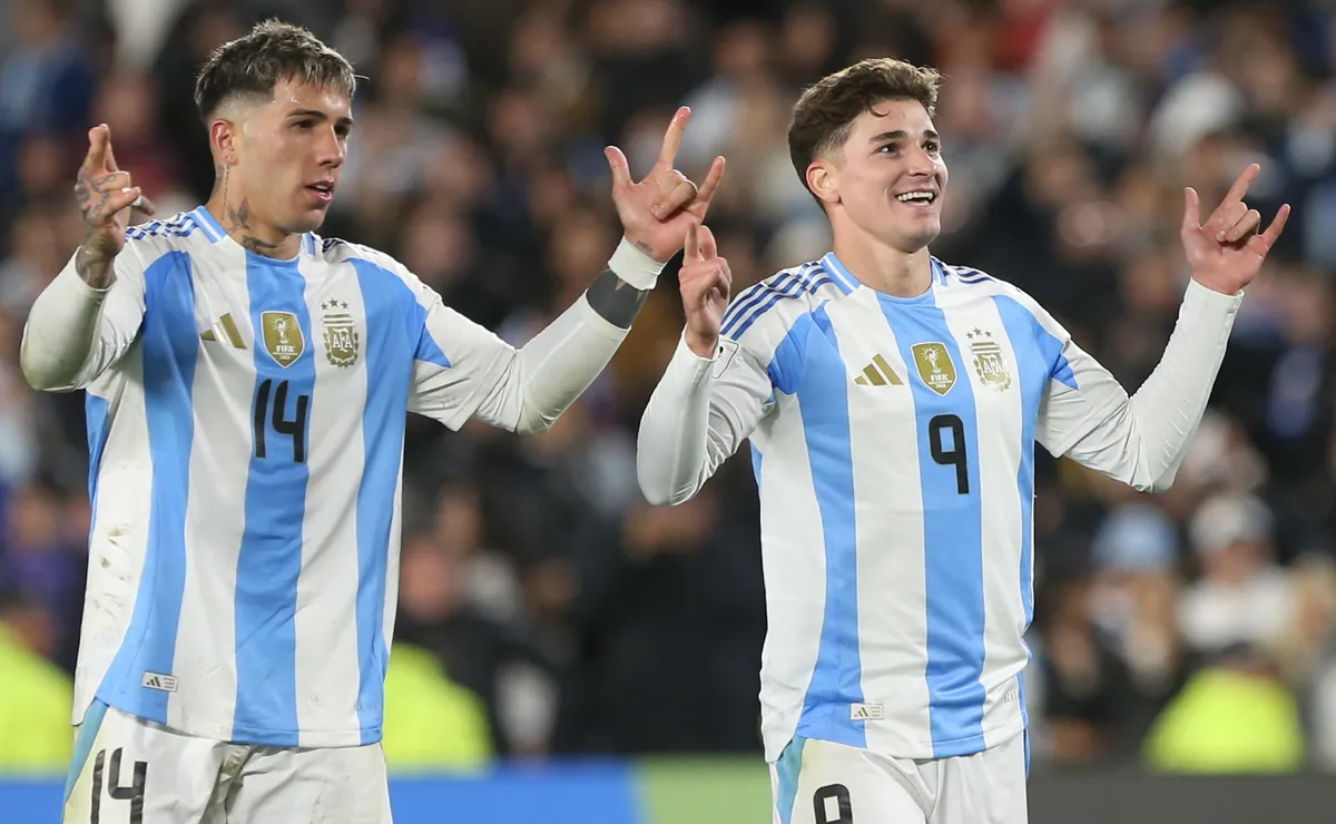Julián Álvarez y Enzo Fernández van de arranque contra Paraguay.