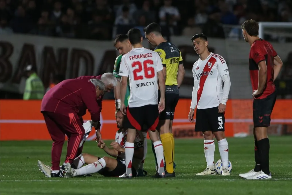 Pezzella fue atendido por varios minutos. (Getty)