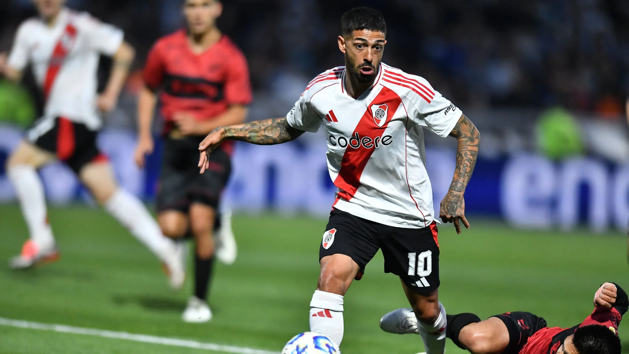 Manuel Lanzini terminó jugando de cinco ante Platense y fue uno de los puntos bajos de la noche. (Foto Prensa River).