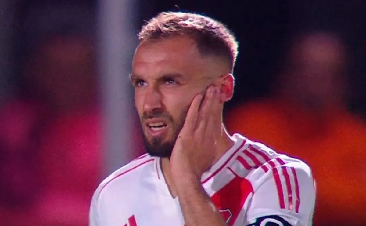 Pezzella recibió un fuerte codazo y no pudo continuar vs. Platense (Foto TNT Sports).