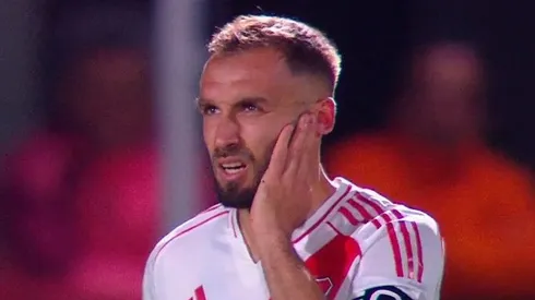 Pezzella recibió un fuerte codazo y no pudo continuar vs. Platense (Foto TNT Sports).