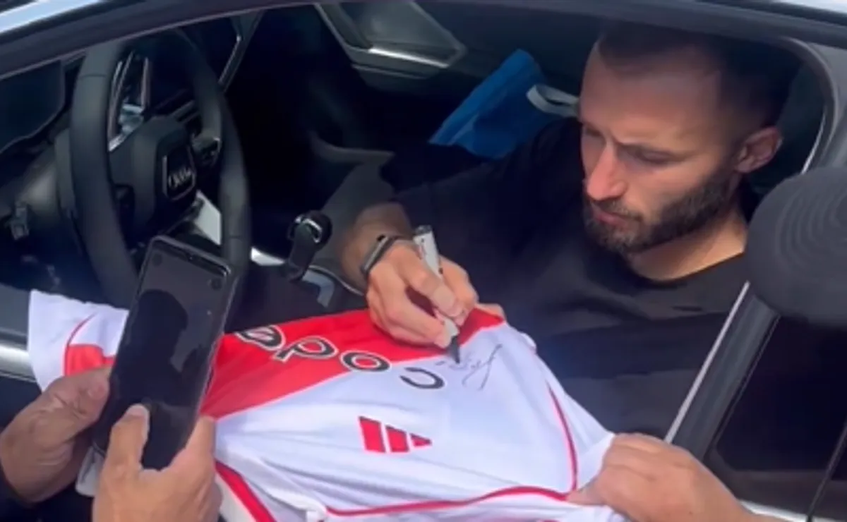 Pezzella firmó camisetas y se sacó fotos con los hinchas.