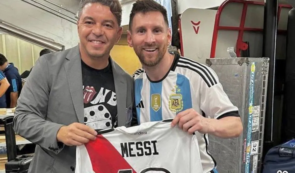 Lionel Messi con Marcelo Gallardo y la camiseta de River Plate.