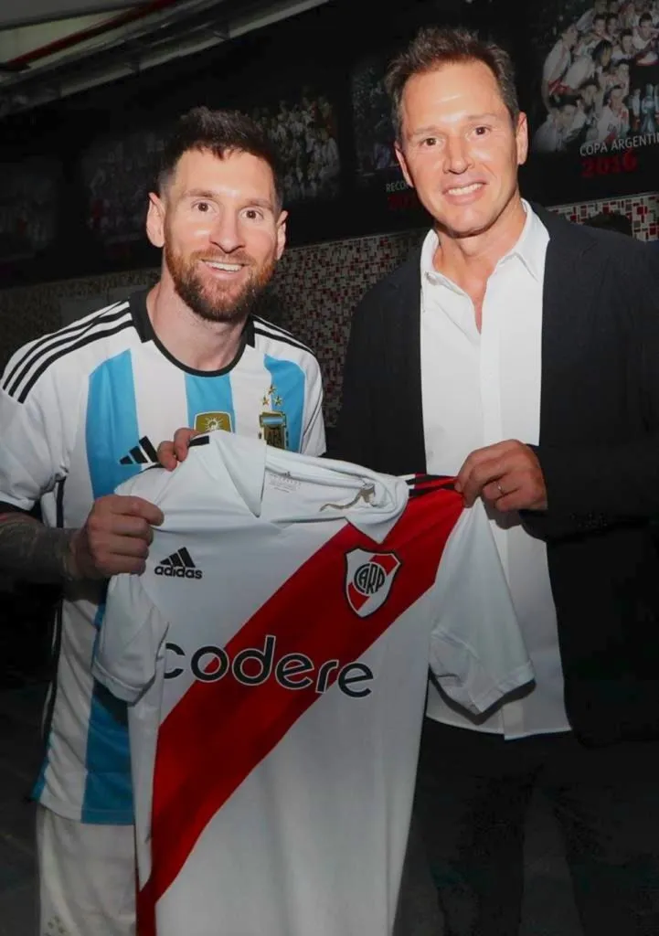 Lionel Messi con el presidente de River, Jorge Brito, en un partido que jugó con la Selección Argentina en el Estadio Monumental (FOTO: @RiverPlate).