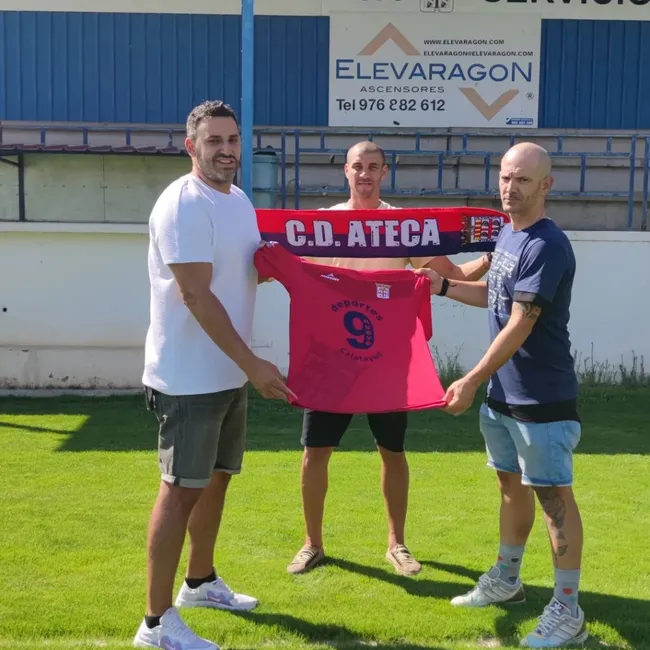 El ex jugador de River Carlos Diogo (medio), dirige a equipos de categorías regionales de Zaragoza. Formó un cuerpo técnico con amigos.