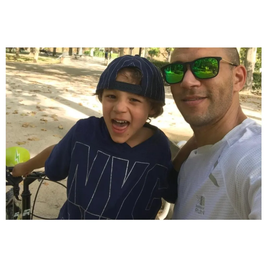 Carlos Diogo con uno de sus hijos.