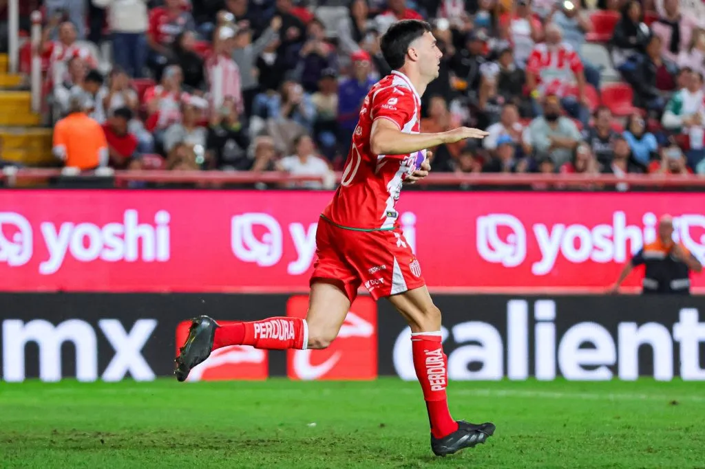 Paradela festejando uno de sus goles en México