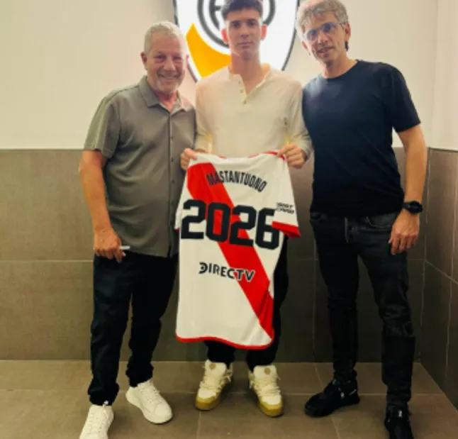 Mastantuono junto a Walter Tamer, uno de sus representantes, en la última renovación de contrato.