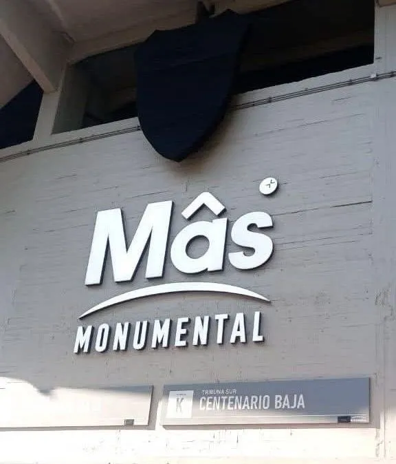 Conmebol tapó el escudo de River con una lona negra.