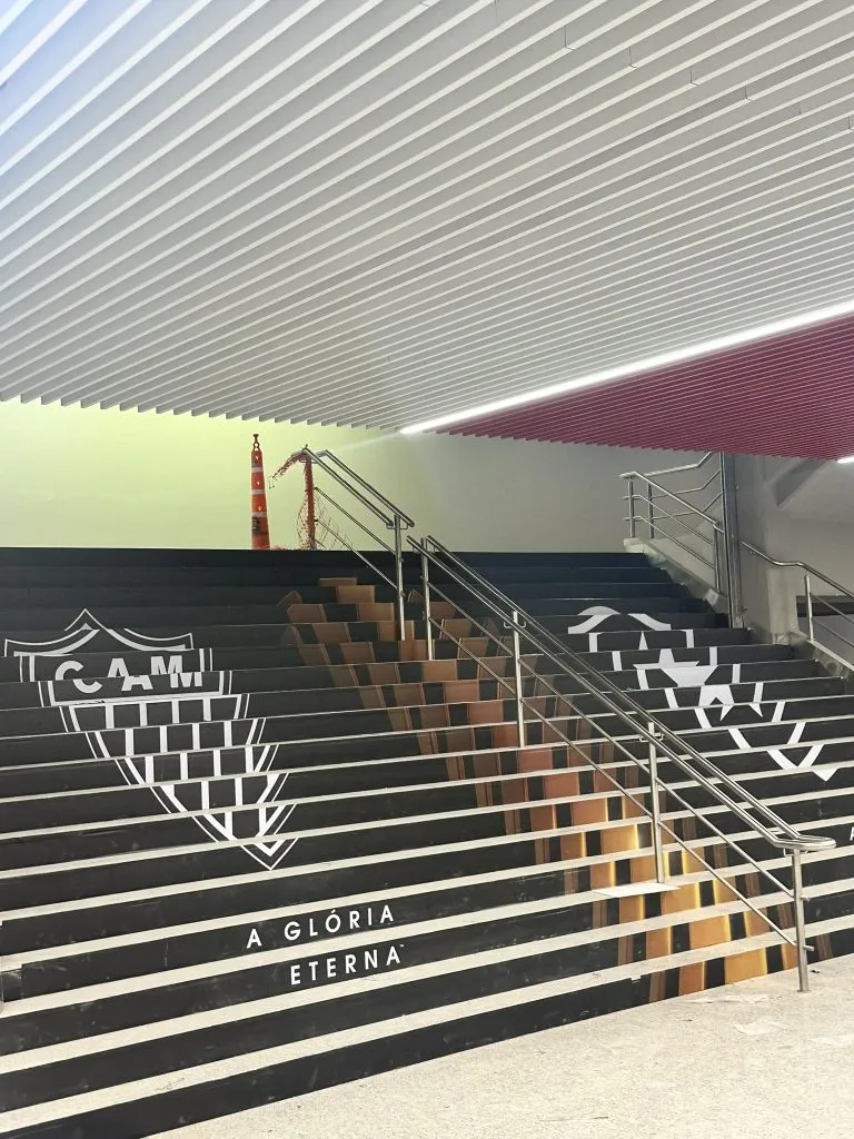Así quedaron ploteadas las escaleras del hall que dan al campo de juego.