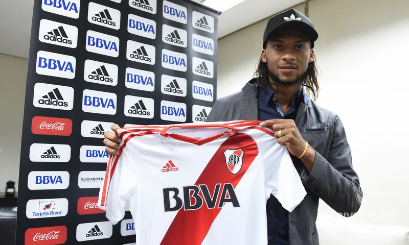 Arturo Mina, el día que fichó por River (FOTO: River Plate).