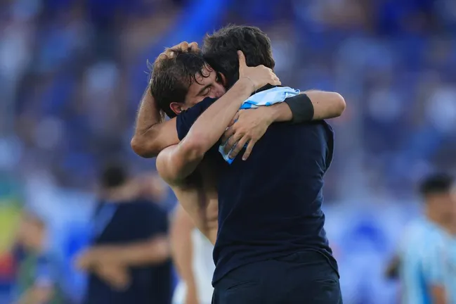 Sosa y un sentido abrazo con Gustavo Costas, técnico de Racing, al momento de salir campeones. (Foto: Getty).