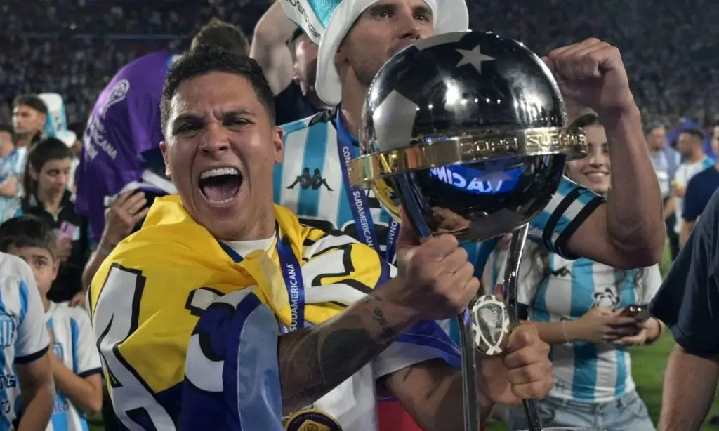 Juanfer ganó su primer título con la camiseta de Racing.