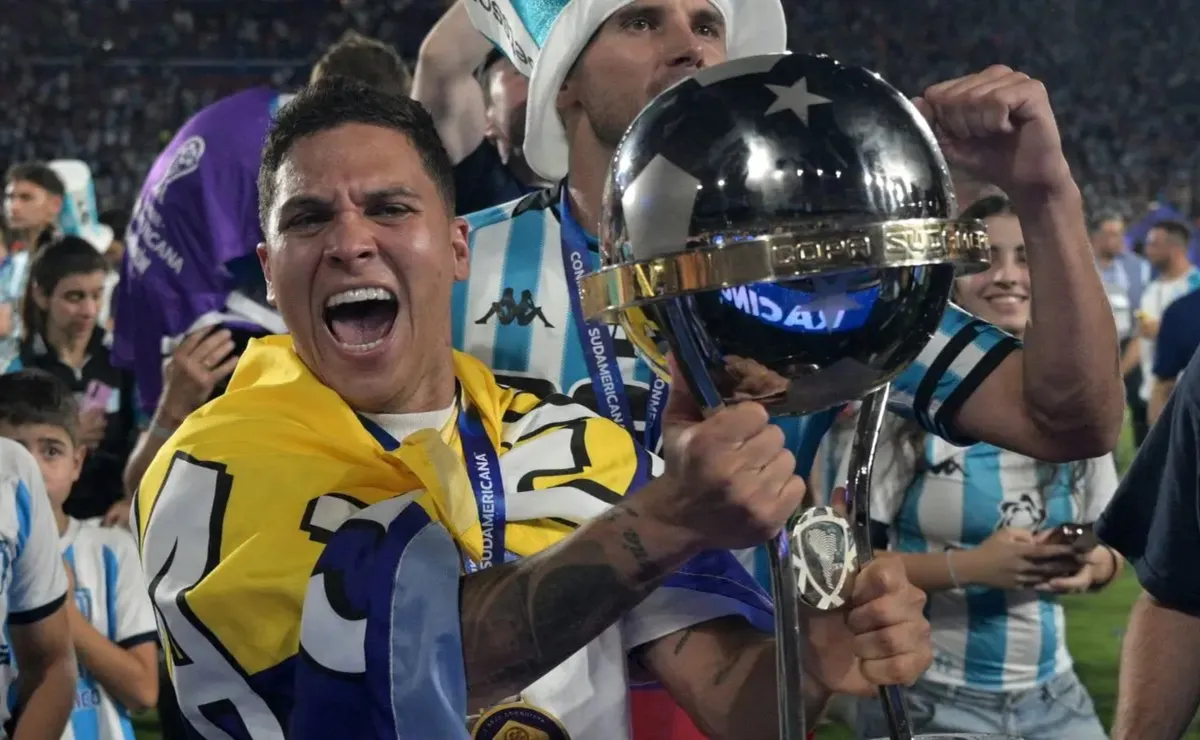Juanfer ganó su primer título con la camiseta de Racing.