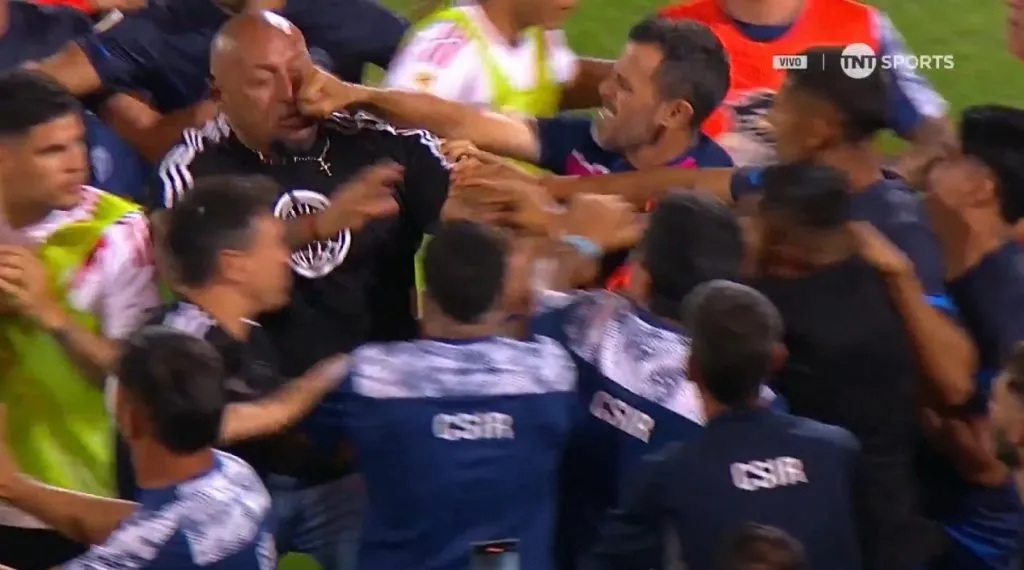 El momento exacto de la agresión de Ramiro Loguercio a Diego “La Roca” Moreno.