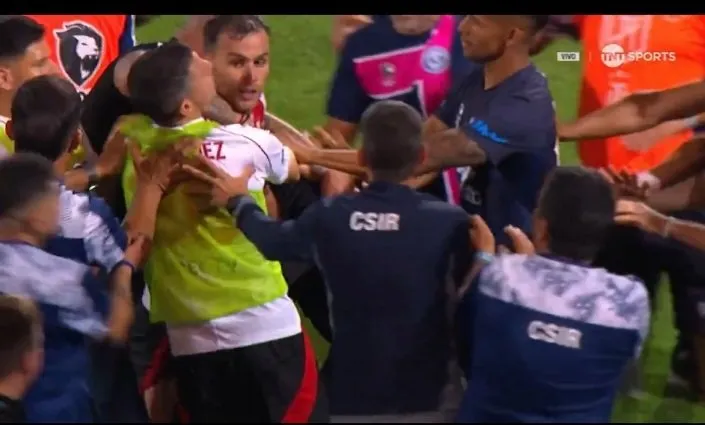 Durante varios minutos el ambiente estuvo caldeado en el Estadio Malvinas Argentinas.