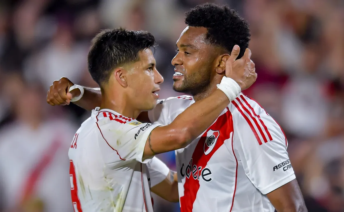 Meza y Borja se abrazan para festejar un gol de River.