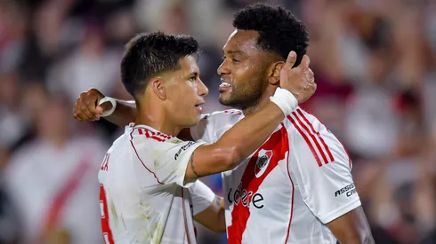 Meza y Borja se abrazan para festejar un gol de River.