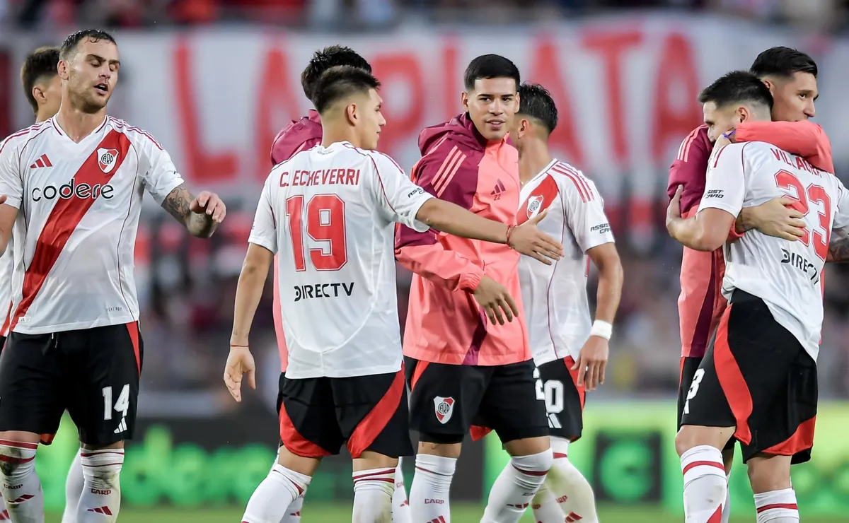 Los jugadores de River buscan un nuevo festejo.