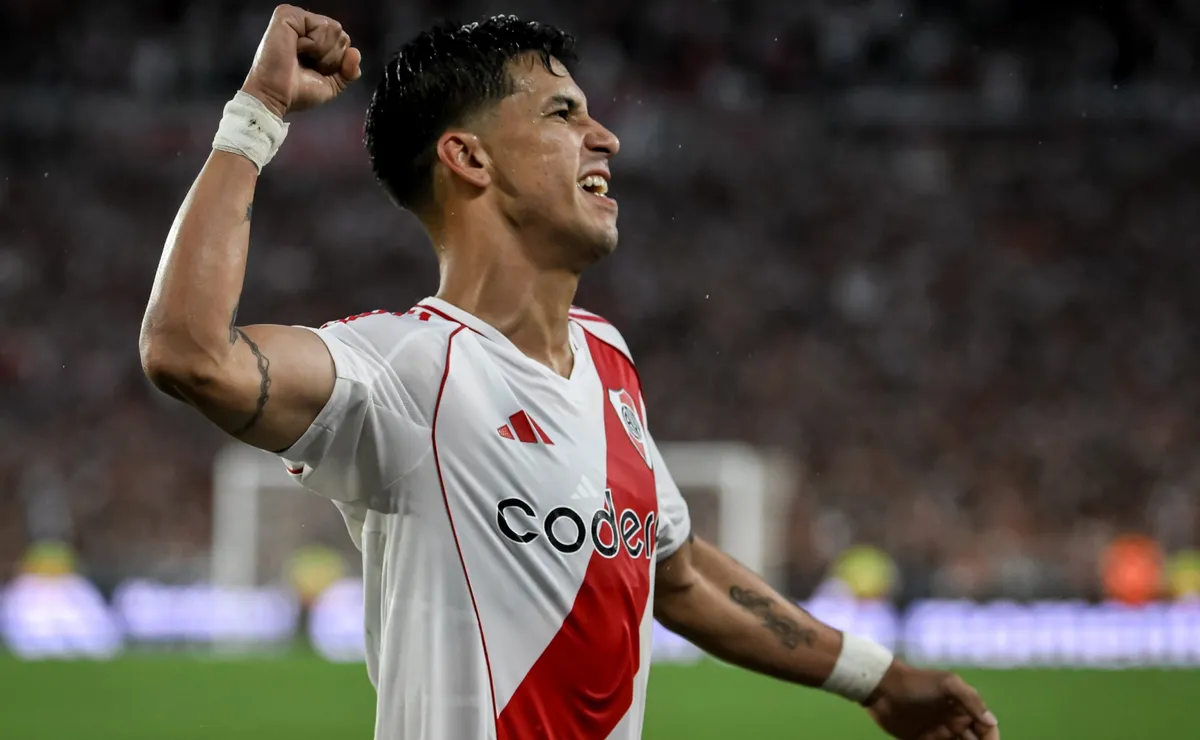 Maxi Meza festeja un gol de River.