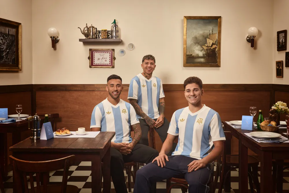Nico González, Enzo Fernández y Julián Álvarez, con la camiseta especial, a 50 años de la primera colaboración de Adidas con la AFA (FOTO: @Argentina).