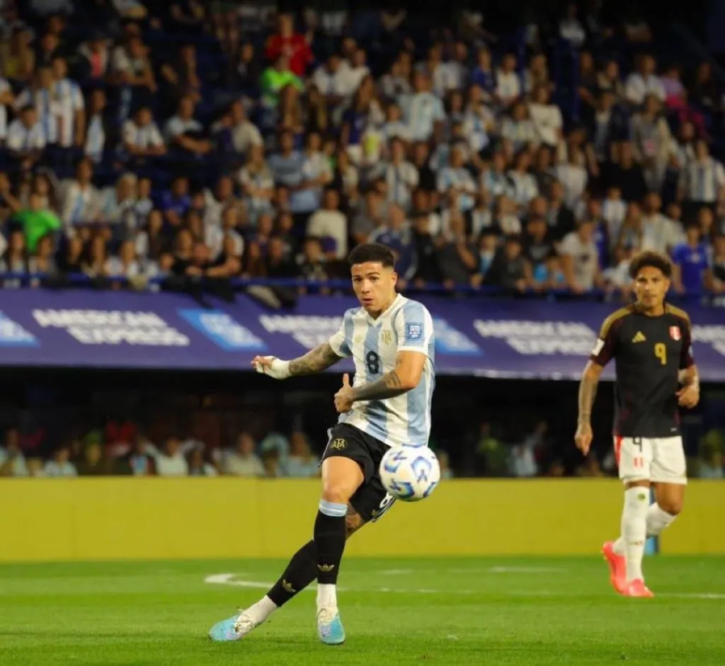 Enzo en acción frente a Perú.