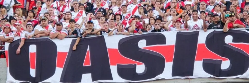 La famosa bandera de “Oasis” que viste el Monumental cada vez que juega River, propiedad de Cristian Martínez, fanático del Millonario y de la banda inglesa.