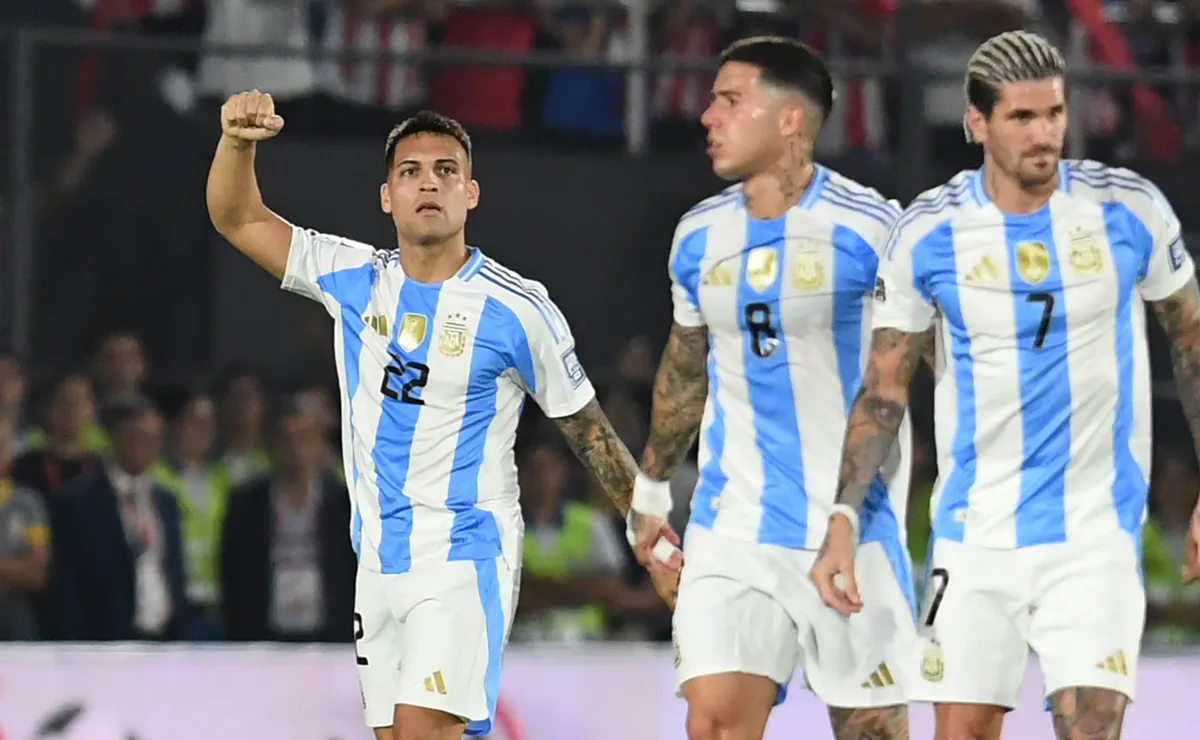 Lautaro Martínez festeja un gol de Argentina.