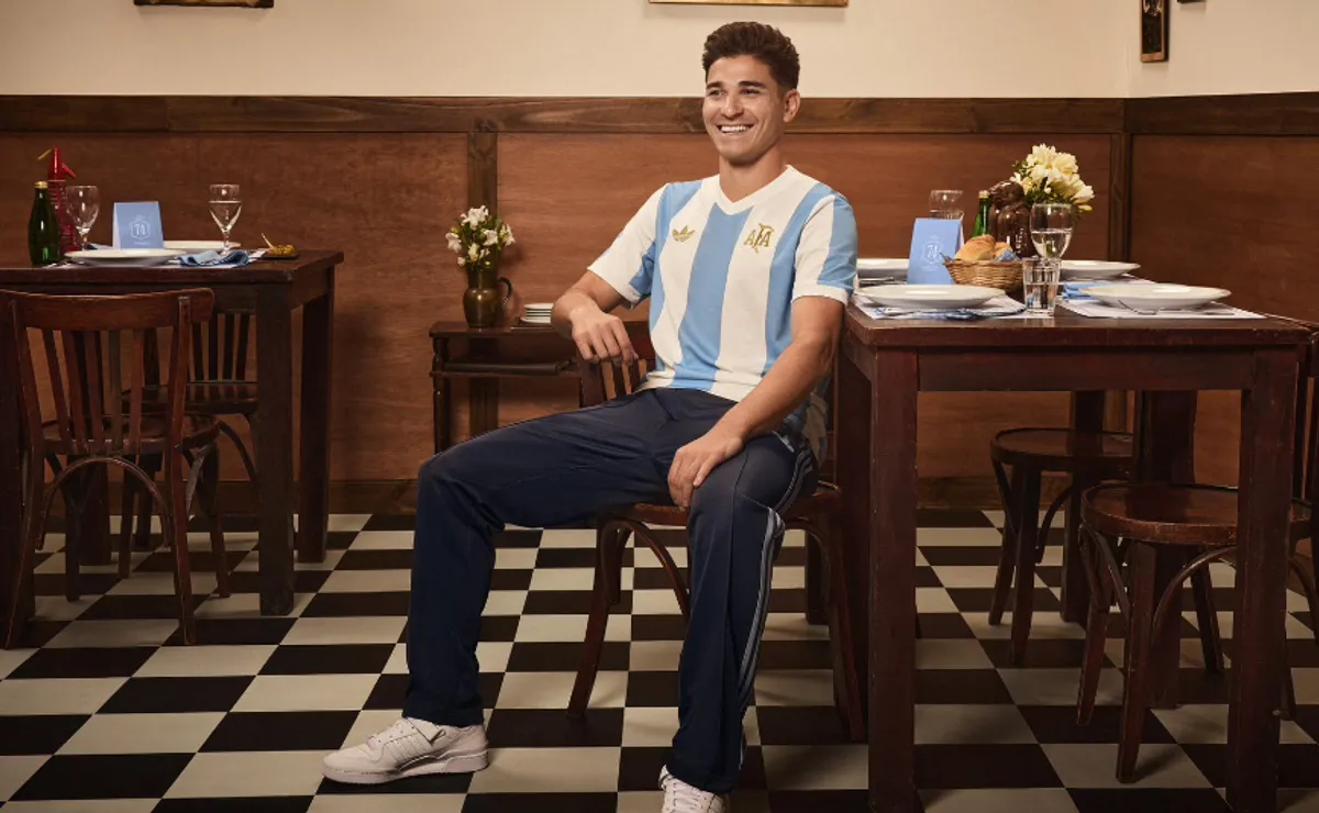 Julián Álvarez modeló la nueva camiseta de la Selección Argentina
