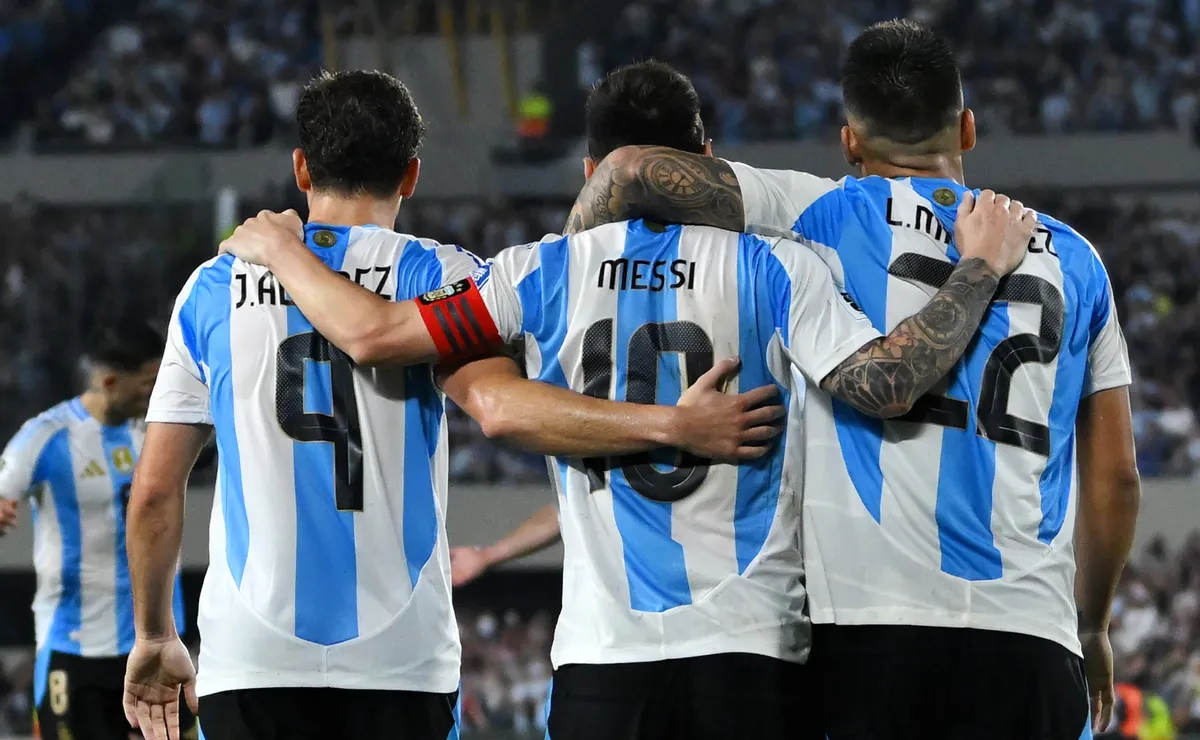 Julián Álvarez, Messi y Lautaro Martínez, juntos.