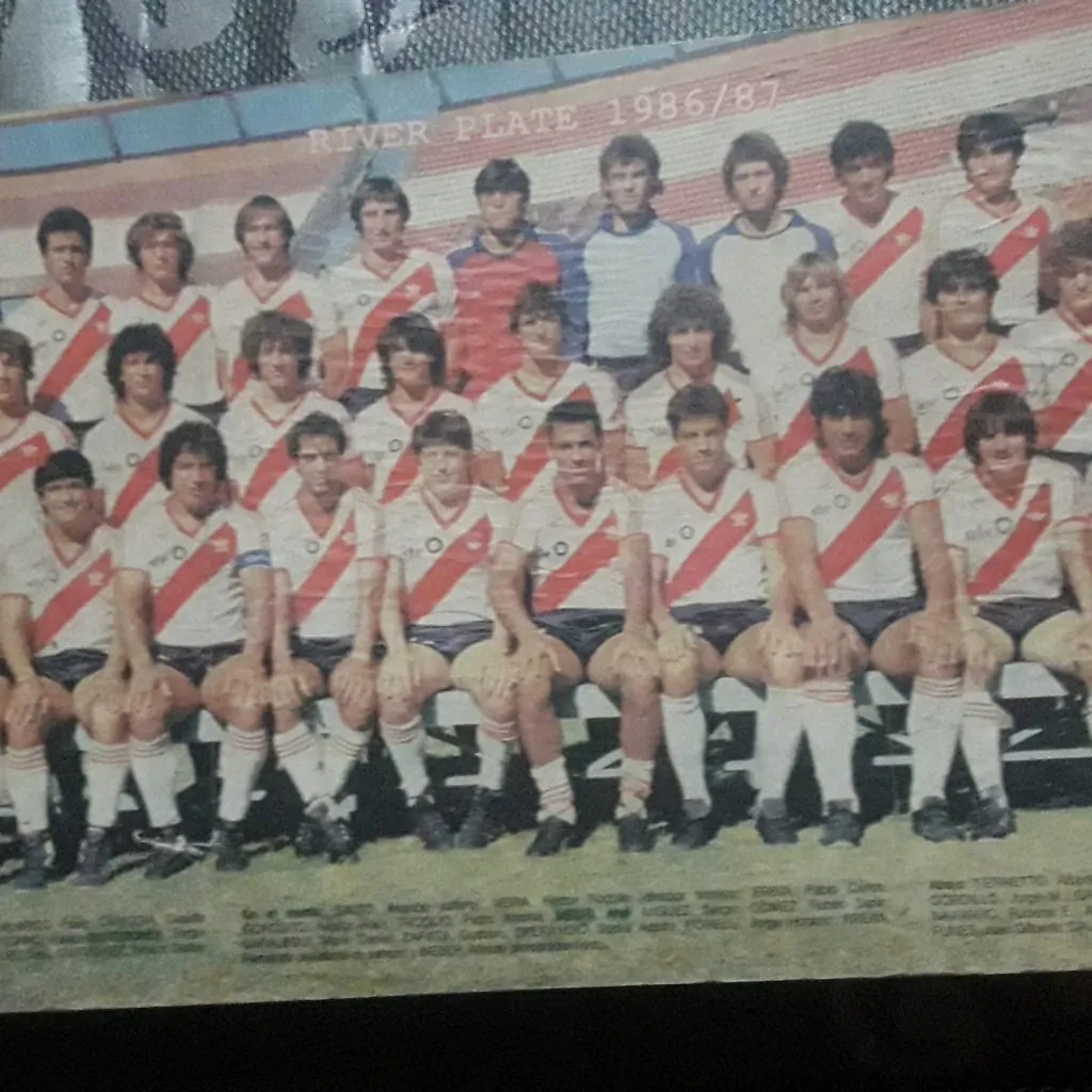 Ariel Medri, el entonces juvenil de River que convivió con los campeones del 86/87. (En la primera fila de los de pie, el segundo de izquierda a derecha).