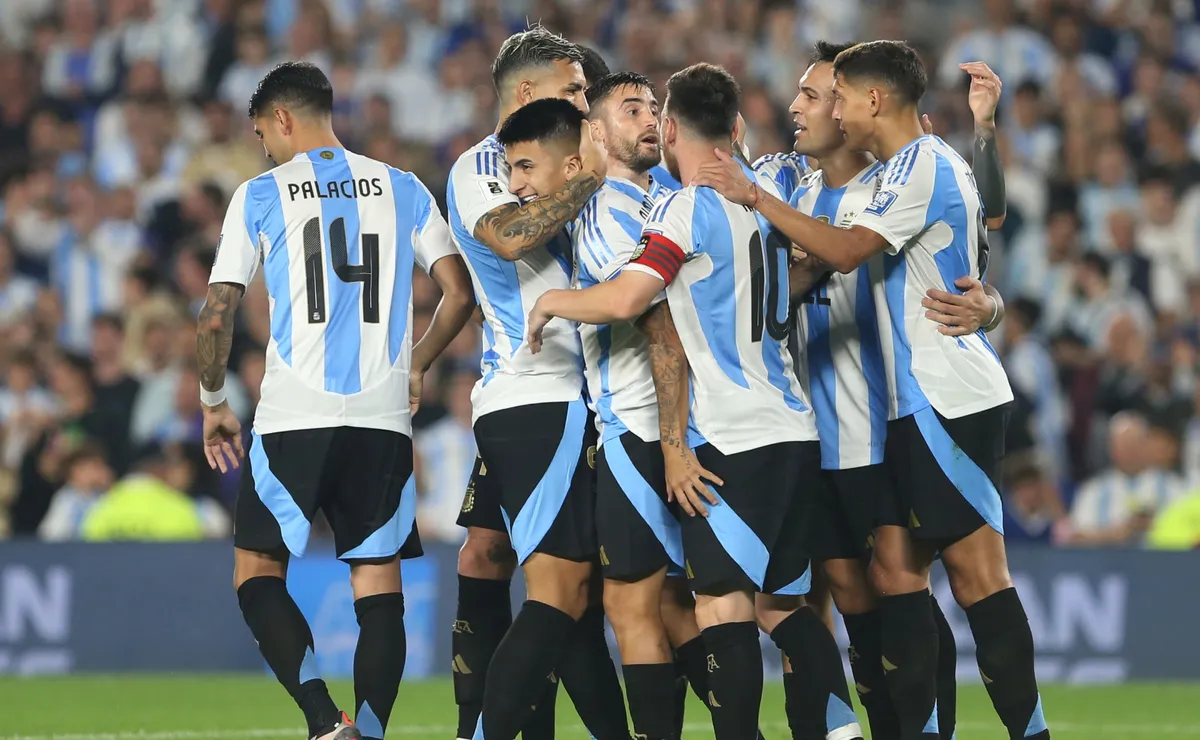Los futbolistas de Argentina celebran el triunfo.