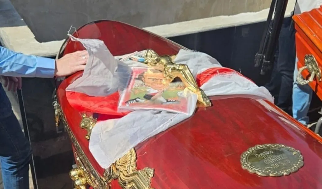 Una bandera de River junto a los restos de Amadeo (Foto: Olé).