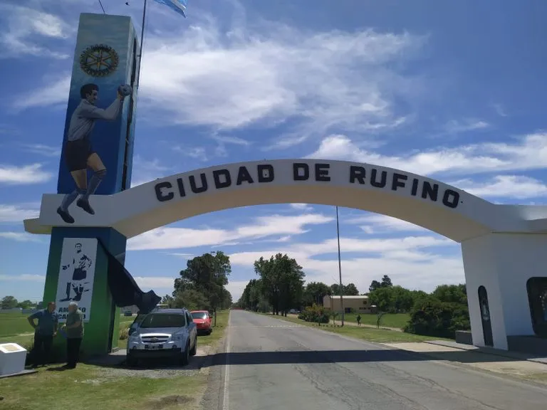 Así luce el ingreso a Rufino (Foto: Sur24).