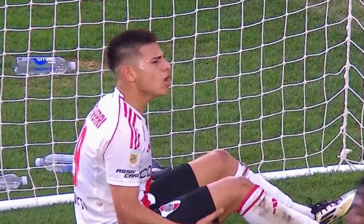 Echeverri le reclamó un pase al medio a Solari.