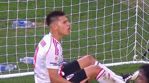 Echeverri le reclamó un pase al medio a Solari.