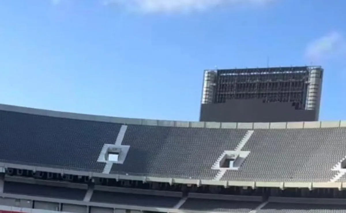 Así avanza la instalación de la nueva pantalla LED del Monumental.