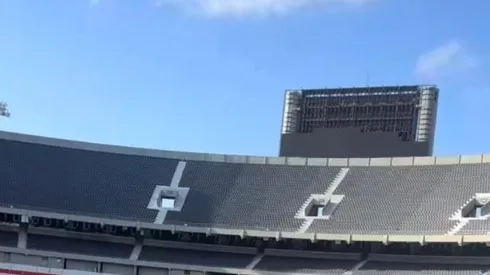 Así avanza la instalación de la nueva pantalla LED del Monumental.