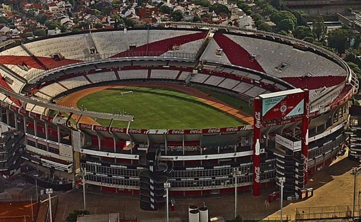 El Monumental se ubica en Núñez, y se puede acceder mediante trenes, subtes y colectivos